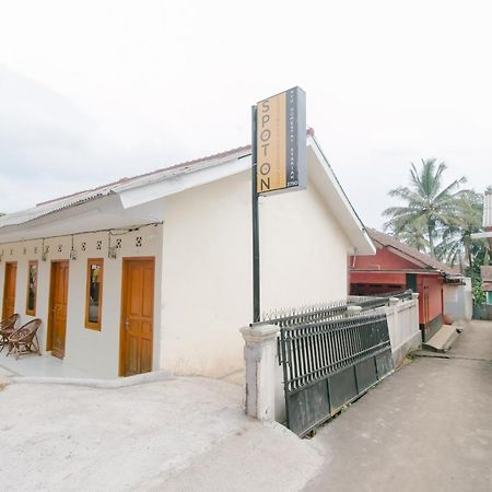Ayu Homestay Syariah Sukabumi Exteriör bild